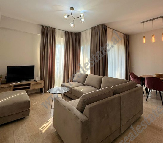 Apartament 2+1 me qira ne rrugen e Kosovareve ne zonen e Liqenit Artificial ne Tirane.
Eshte i pozi